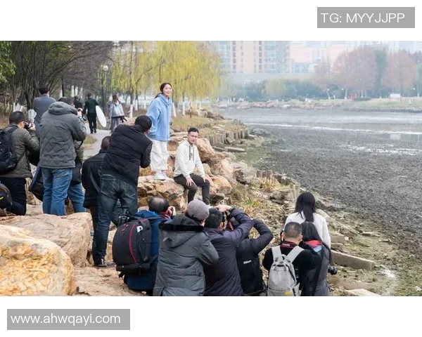 足球明星打碟瞬间高清图集展现他们的多才多艺与激情魅力 足球明星打碟瞬间高清图集展现他们的多才多艺与激情魅力