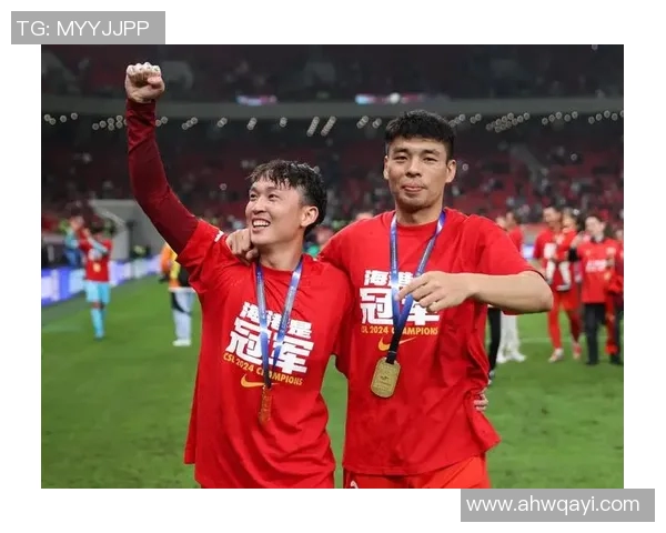 与足球明星的合影时刻揭晓他是谁的精彩瞬间