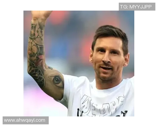 足球明星个性纹身展示简约风格彰显霸气魅力与独特个性