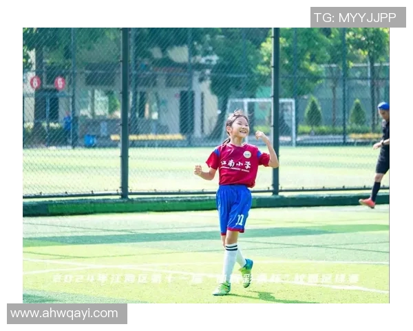 足球明星温馨瞬间抱娃视频合集展现亲子时光与运动员生活的完美结合